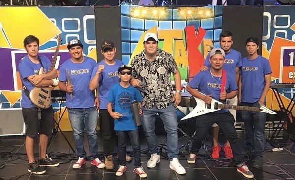 ¡Le cantan a la “mamá luchona”!