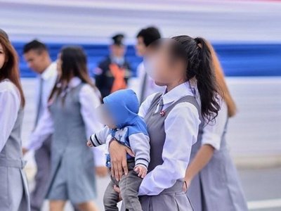 Desfiló con su bebé en brazos: algunos aplauden y otros critican