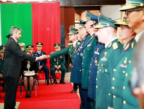 Militares ascendidos recibieron bastón - Edicion Impresa - ABC Color
