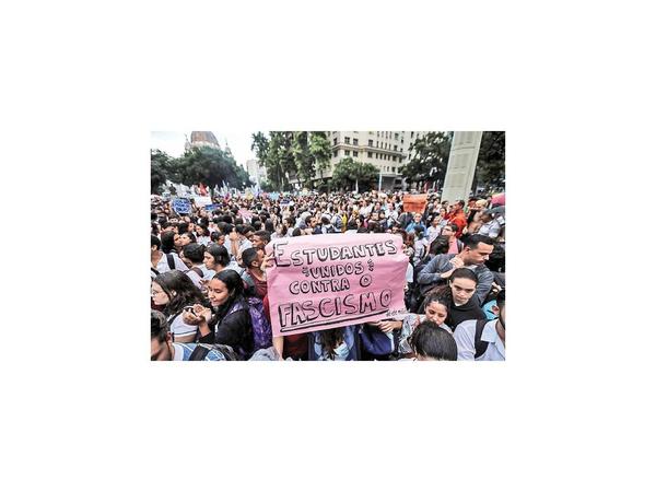 Marchas estudiantiles le abren un nuevo frente a Bolsonaro