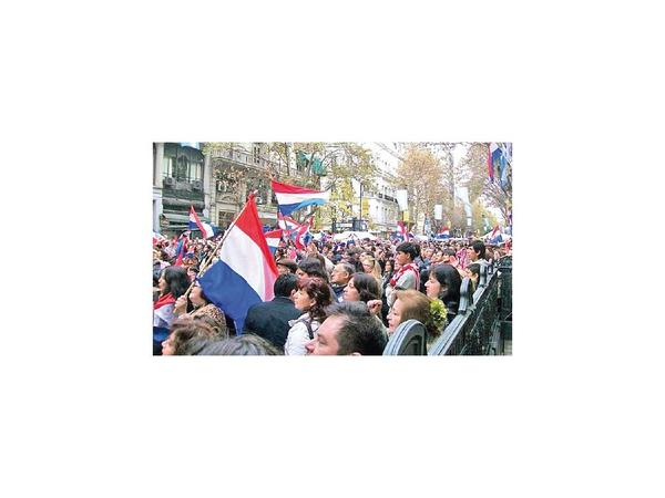 Paraguayos insisten en que Consulado no les cobre aranceles