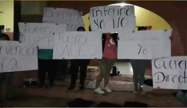 HOY / Padres toman colegio de Villa Elisa y piden salida de directora