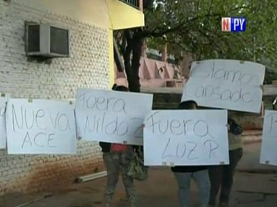 Padres denuncian irregularidades y toman escuela de Villa Elisa