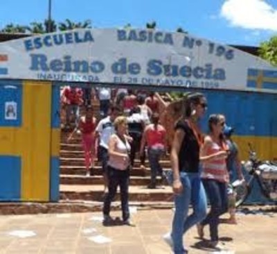 Cansados de actos irregulares, resolvieron tomar colegio - Radio 1000 AM