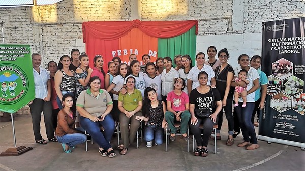Personas con discapacidad culminan con exito curso de maquillaje