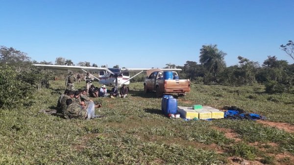 Incautan aeronave con droga y detienen a policías
