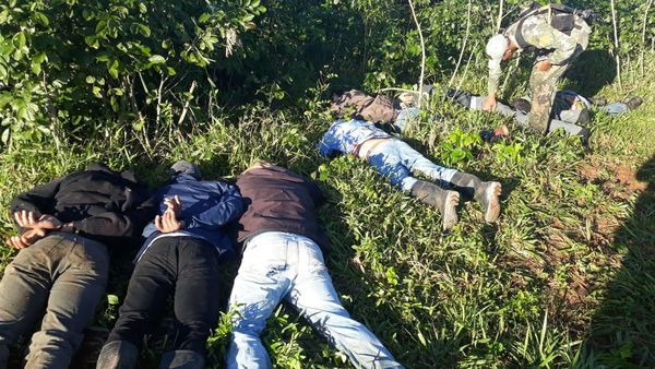 Caen 7 policías con 400 kilos de cocaína en pista clandestina
