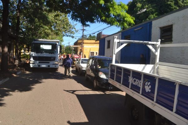 Piden sacar vehículos de la calle para continuar con recapado | San Lorenzo Py