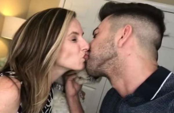 Polémico youtuber criticado por besar a su hermana ahora lo hizo con su mamá - C9N