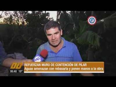 Muro de contención es reforzada por pilarenses, podría ser rebasada.