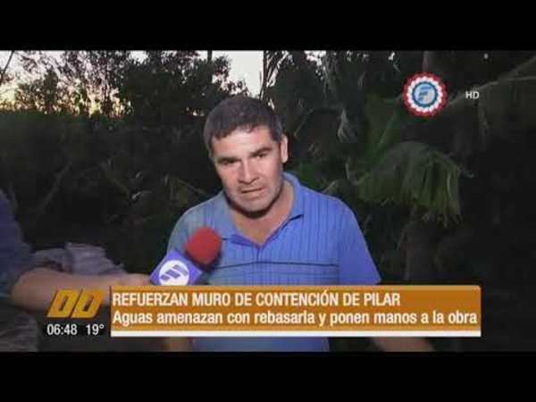 Muro de contención es reforzada por pilarenses, podría ser rebasada.