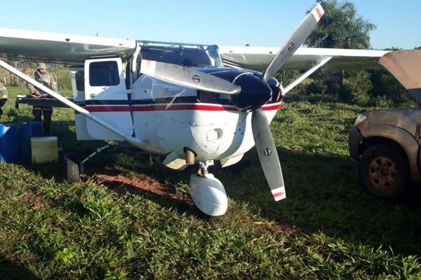 Caen siete policías de Inteligencia que resguardaban narcoavioneta