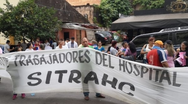 Funcionarios de Clínicas amenazan con un paro - ADN Paraguayo