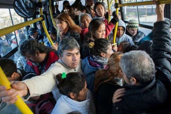 El pasaje subió y el teatro diario en los colectivos sigue igual de espantoso - Periodismo Joven - ABC Color