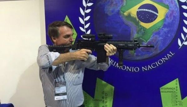 Bolsonaro: un lenguaje corporal agresivo, un discurso virulento