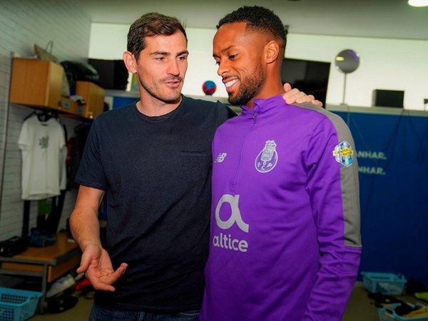Iker Casillas visita a sus compañeros en el entrenamiento del Porto