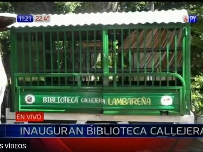 De un motocarro hicieron una biblioteca callejera en Lambaré