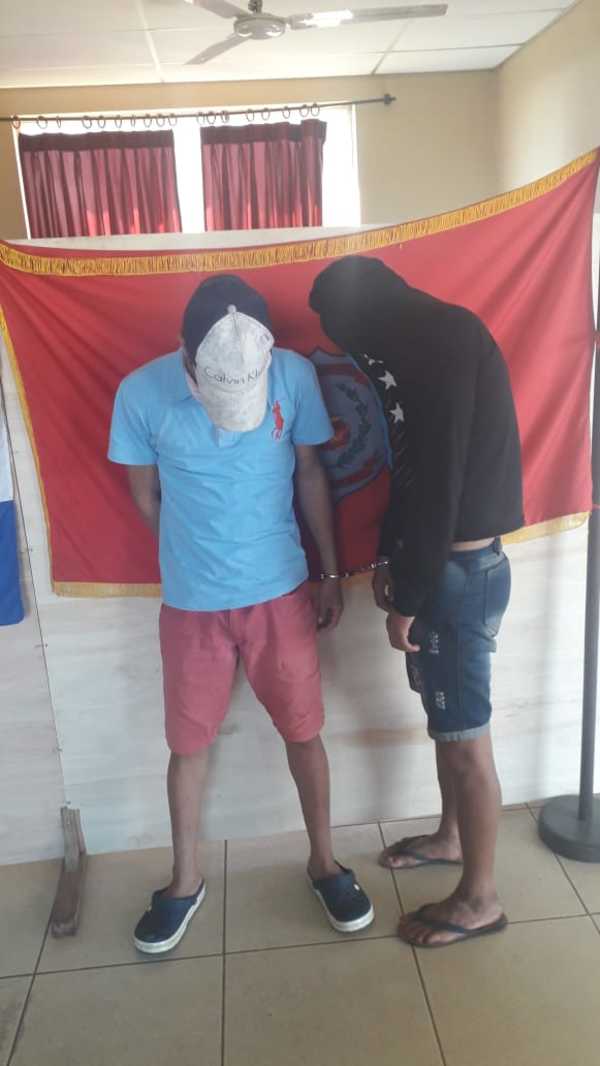 Jóvenes son detenidos por robo de motocicleta