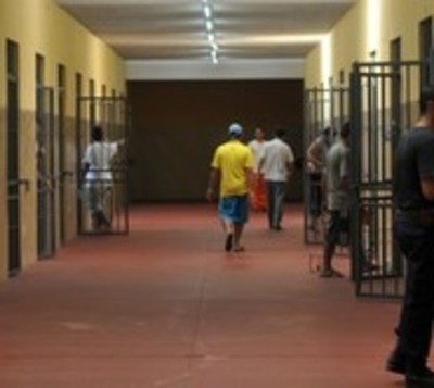 Riña entre reclusos deja dos heridos en penal de Emboscada - Paraguay.com