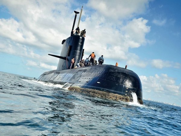 Ministro dice que submarino se hundió por incapacidad de marineros