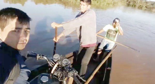 Profe valécho pasa el río con su moto y todo para enseñar