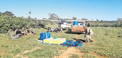 Caen seis policías, seis civiles y 302 kilos de cocaína boliviana - Edicion Impresa - ABC Color