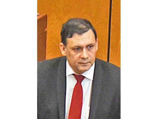 Bogado retira su nota de expulsión, en medio de críticas