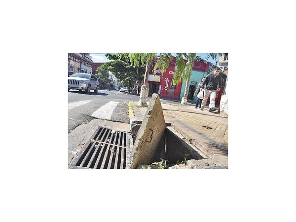 Sumideros están en mal estado y obstruidos por desechos