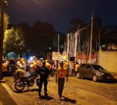 Escrachan a Miguel Cuevas frente a su vivienda y exigen su imputación - Paraguay.com
