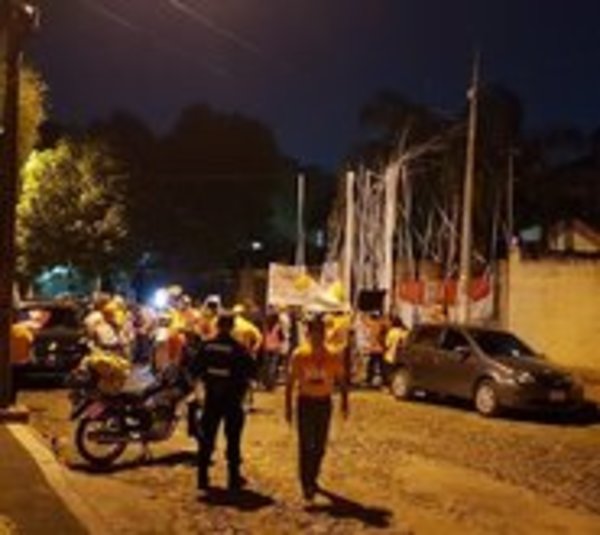 Escrachan a Miguel Cuevas frente a su vivienda y exigen su imputación - Paraguay.com