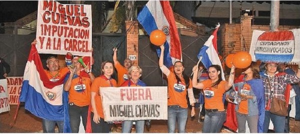 Ciudadanos exigen imputación para Miguel Cuevas durante escrache