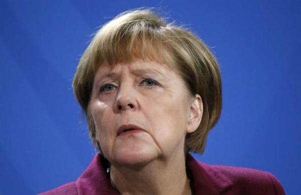 Mujer estrella su camioneta contra el avión de Angela Merkel: quería sacarse una selfie con la canciller alemana - C9N