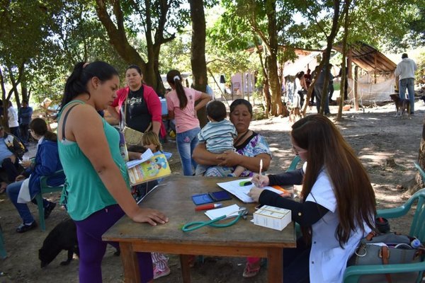 Damnificados de Ayolas reciben atención médica - Nacionales - ABC Color