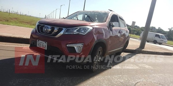 ENCARNACIÓN: CHOQUE Y VUELCO SOBRE AVDA. JAPÓN Y ANTEQUERA