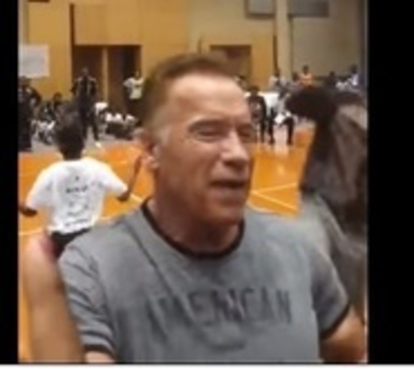 Sudafricano agrede con una patada voladora al “Terminator” - Paraguay.com