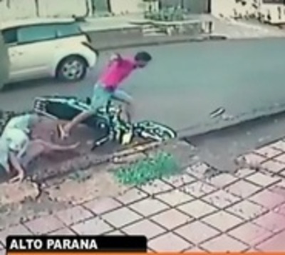 Vecinos apalean a motochorros en Ciudad del Este - Paraguay.com