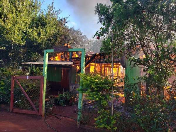 INCENDIO CONSUME POR COMPLETO HUMILDE VIVIENDA EN EDELIRA KM 41.