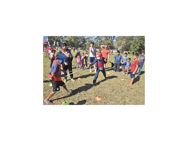 Atletas pusieron a correr y a jugar a  niños de familias  damnificadas