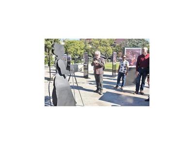 Habilitan escultura tributo a la primera fotógrafa paraguaya