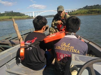 Interceptan embarcación con droga llevada por adolescentes