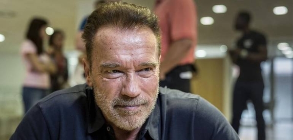 HOY / Agreden a Arnold Schwarzenegger con una patada voladora en Sudáfrica