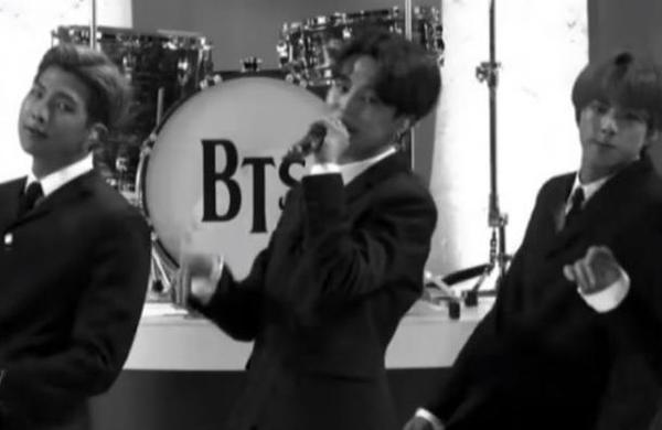 La presentación retro de BTS con la que han homenajeado a The Beatles - C9N