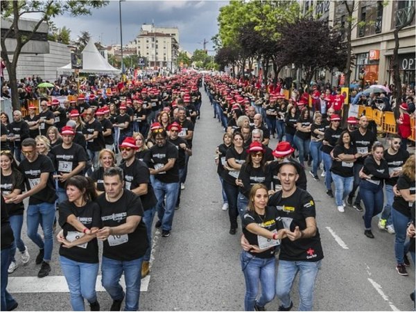 Mil personas bailan bachata y baten el récord Guinness en España