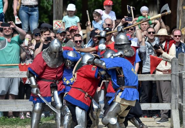 Guerreros con armadura libran un combate “medieval” en Ucrania - Internacionales - ABC Color