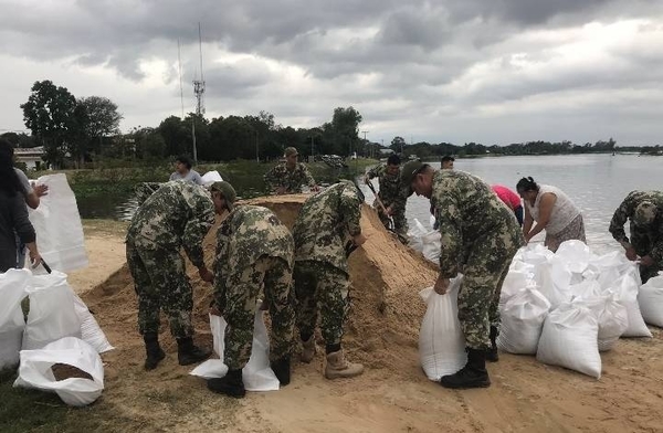 HOY / Pilar en situación de desastre, muro filtra y pobladores contienen con bolsas de arena