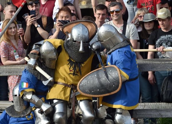 En Ucrania, los guerreros pelean con armadura - Fotos - ABC Color