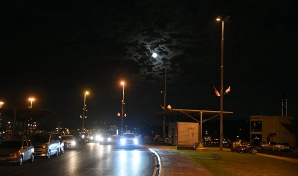 Poca luz en la avenida Costanera - Edicion Impresa - ABC Color
