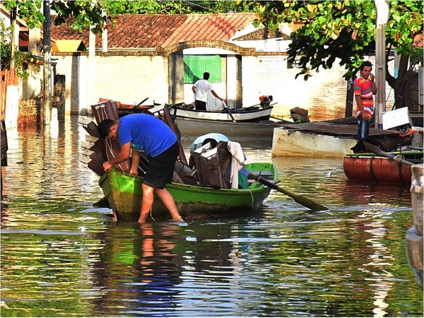 Nivel del río supera previsión y está más cerca del desastre en Asunción