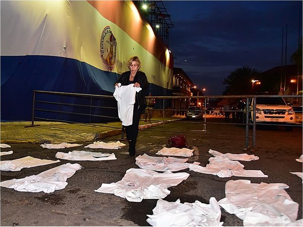 Médicos permanecen en vigilia por promulgación de ley de jubilación