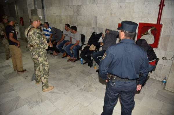 Dictan prisión preventiva para presuntos narcopolicías - Radio 1000 AM